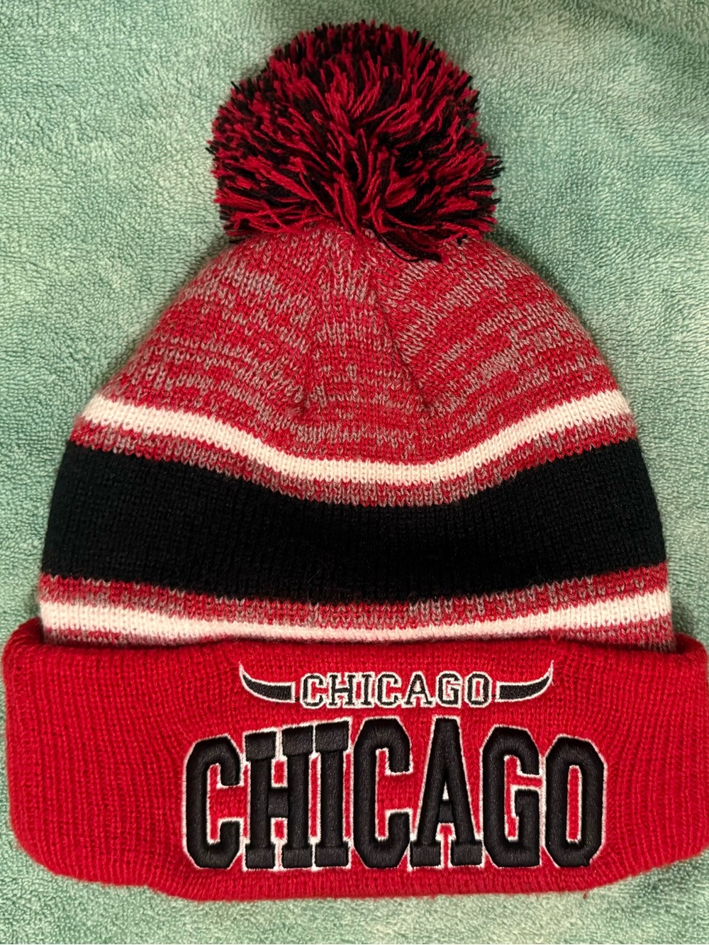 Chicago Bulls Red & Black Pom Beanie Hat